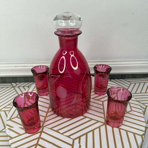 VTG Etched Cranberry Glass DECANTER W/ 4 Cordial Shot Glasses MCM - Picture 7 of 11